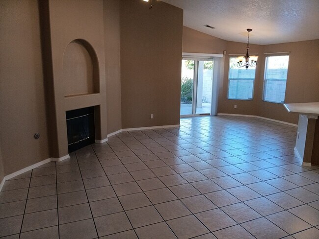 Building Photo - 3 Bedroom, 2 Bathroom Home! Schedule a Showing!