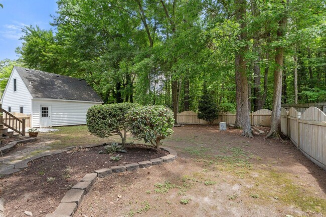 Building Photo - 5BR/3BA with Fresh Paint and New Carpet in...