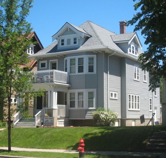 Building Photo - 3246-3246 N Oakland Ave