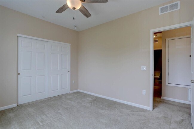 Building Photo - 2nd Floor, 2 bed, 2bath, Community Pool!
