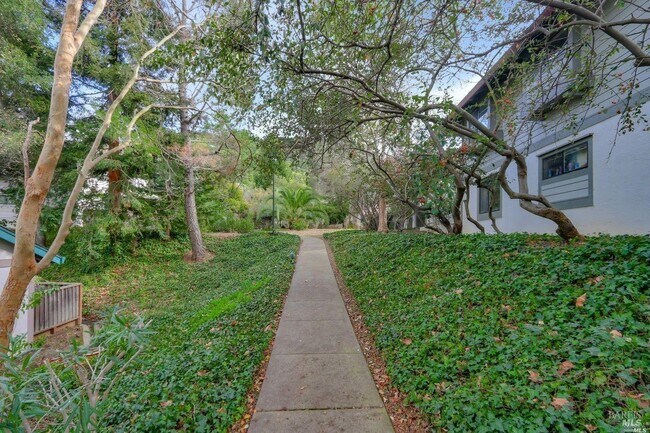 Building Photo - 16 Tudor Ct