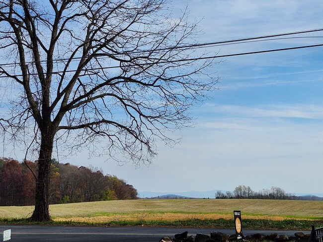 Building Photo - Large 4 BR, 2 Bath Country Home and Workshop