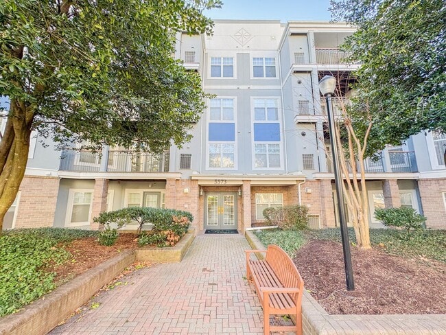 Building Photo - Freshly Renovated 1 Bed 1 Bath Condo With Balcony In Vibrant Savoy Park - Water Included