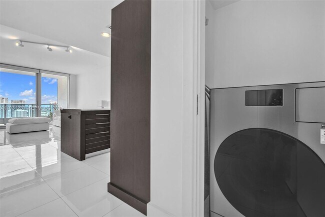 Building Photo - 200 Biscayne Blvd Way