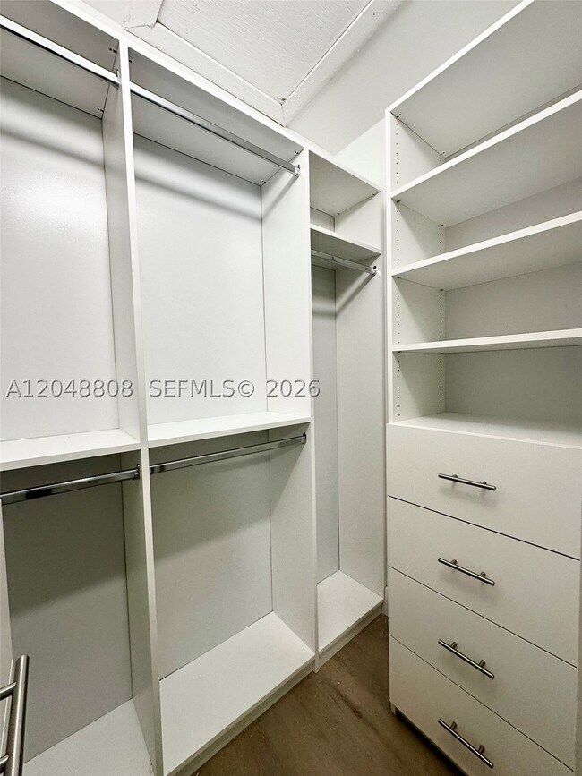 Building Photo - 2540 W 67th Pl