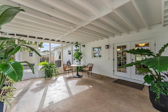 Building Photo - 513 E Whitney Dr