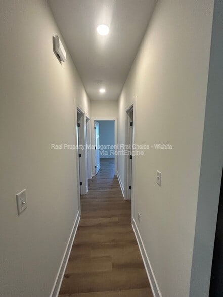 Building Photo - 17008 Kashmir St