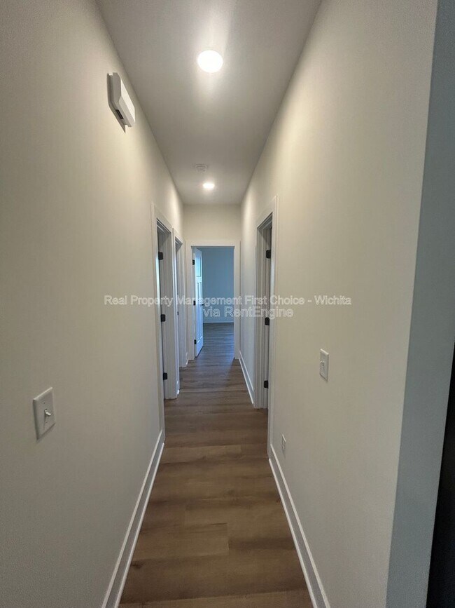 Building Photo - 17008 Kashmir St