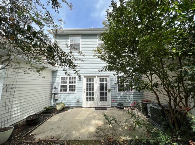 Building Photo - Cute 2 Bedroom Townhouse in Chapel Hill