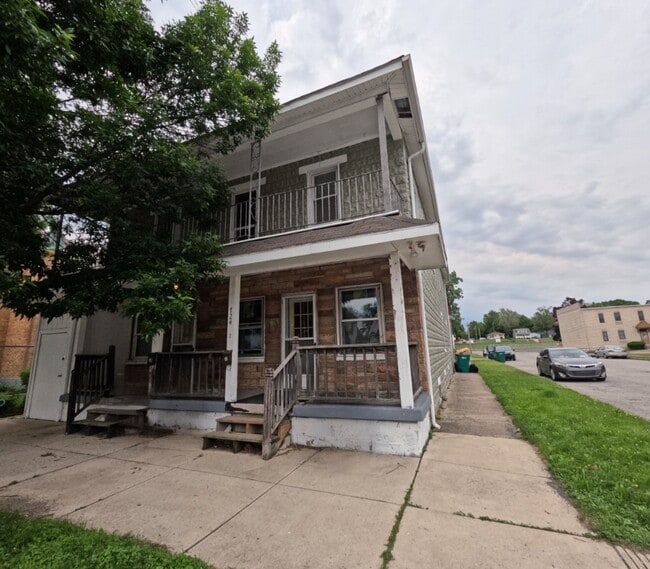 Building Photo - 724 E Lawrence St