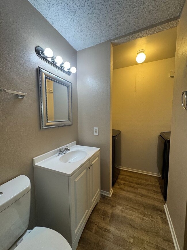 Building Photo - MOVE IN READY 3/2 LOCATED INSIDE 1604/CULE...