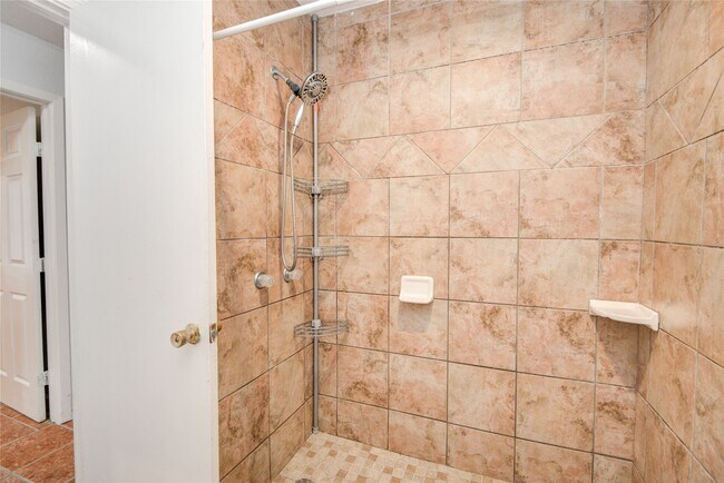 Building Photo - 811 W 7th St