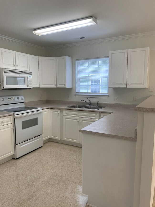 Building Photo - 3 Bedroom 2 Bath House on Victory Gardens Available Now