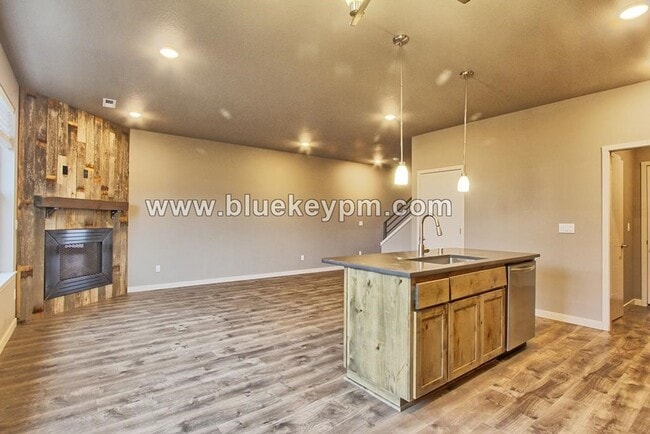 Building Photo - 3 Bed, 2.5 Bath Townhome in Orchards by Pr...