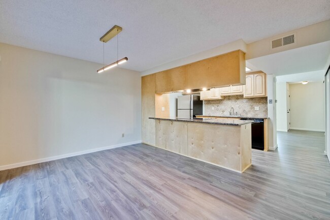 Building Photo - Lovely and Spacious 2BR 2.5BA Condo in Gre...
