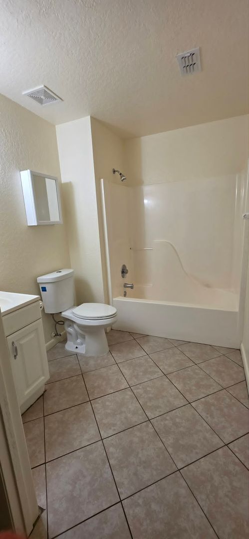 Building Photo - Spacious 2-bedroom, 1-bath apartment available now!