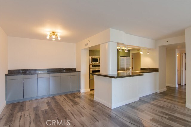 Building Photo - 600 W 9th St