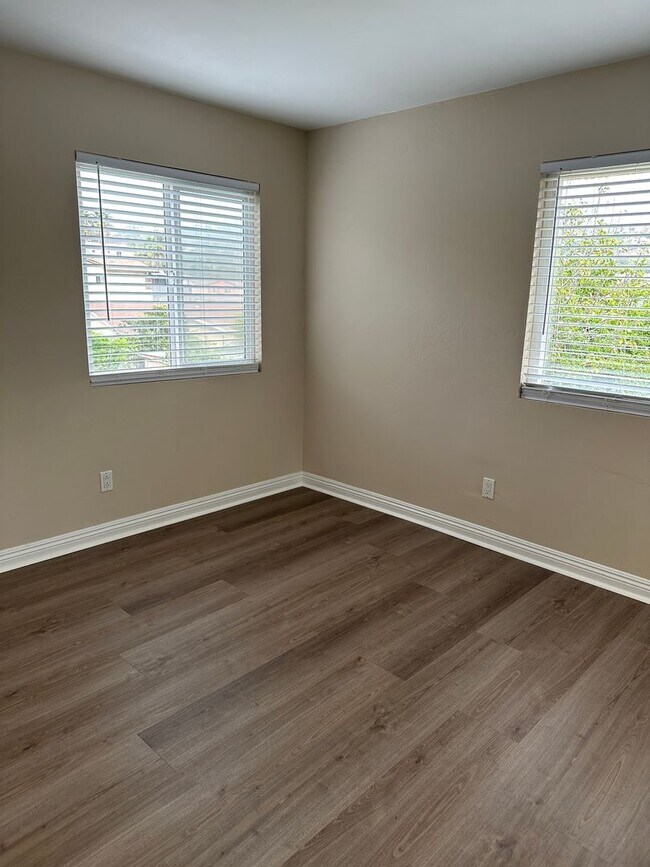 Building Photo - Renovated 2 Bed, 2 Bath Condominium in Gated Community