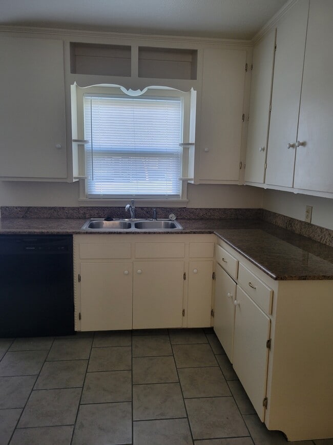 Building Photo - 3506 S Jamestown Ave