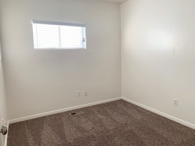 Building Photo - 3042-3044 S 8950 W