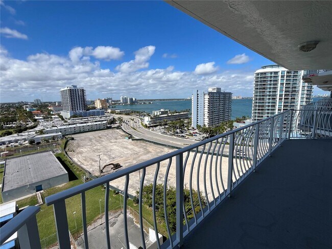 Building Photo - 7601 E Treasure Dr