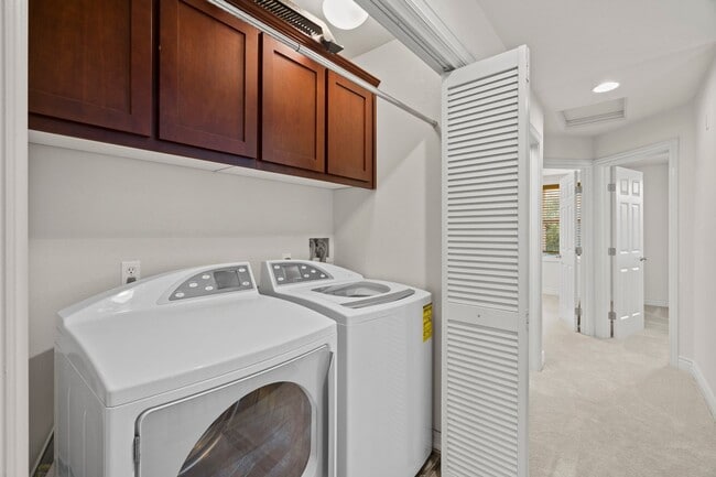 Building Photo - PRIVATE TOWNHOME NEAR DOWNTOWN STROLL TO E...