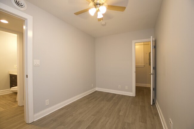 Building Photo - 2647 N Sacramento Ave