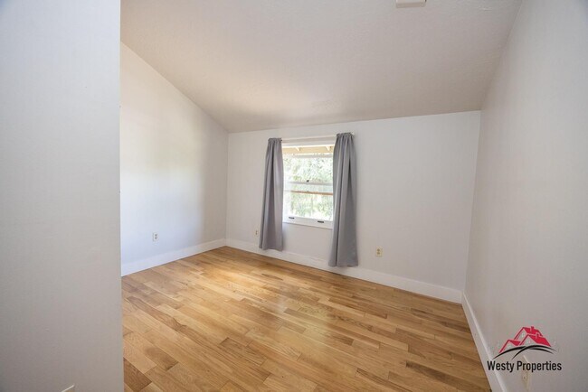 Building Photo - 2407 NE Skidmore St