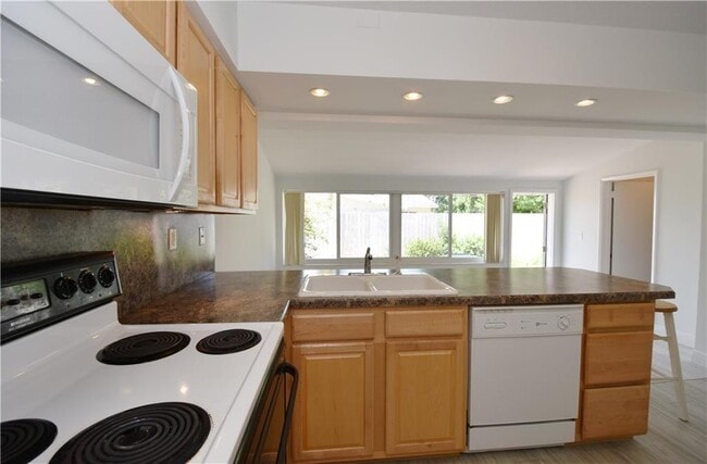 Building Photo - 1711 NE 60th St