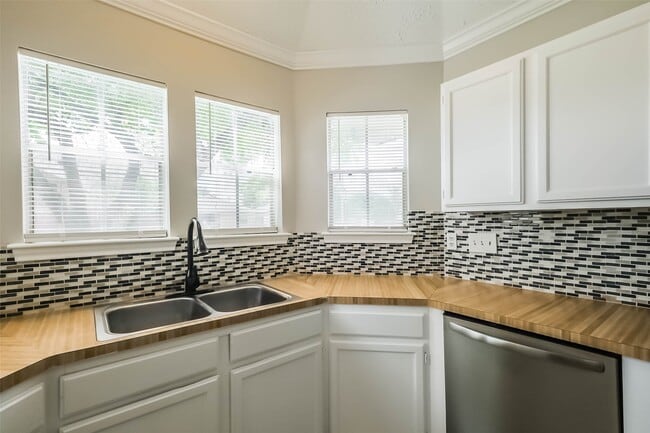 Building Photo - 15243 Peachmeadow Ln