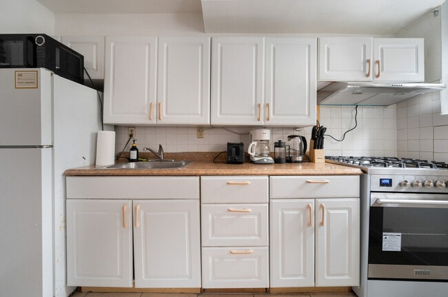 Building Photo - 309 W 28th St