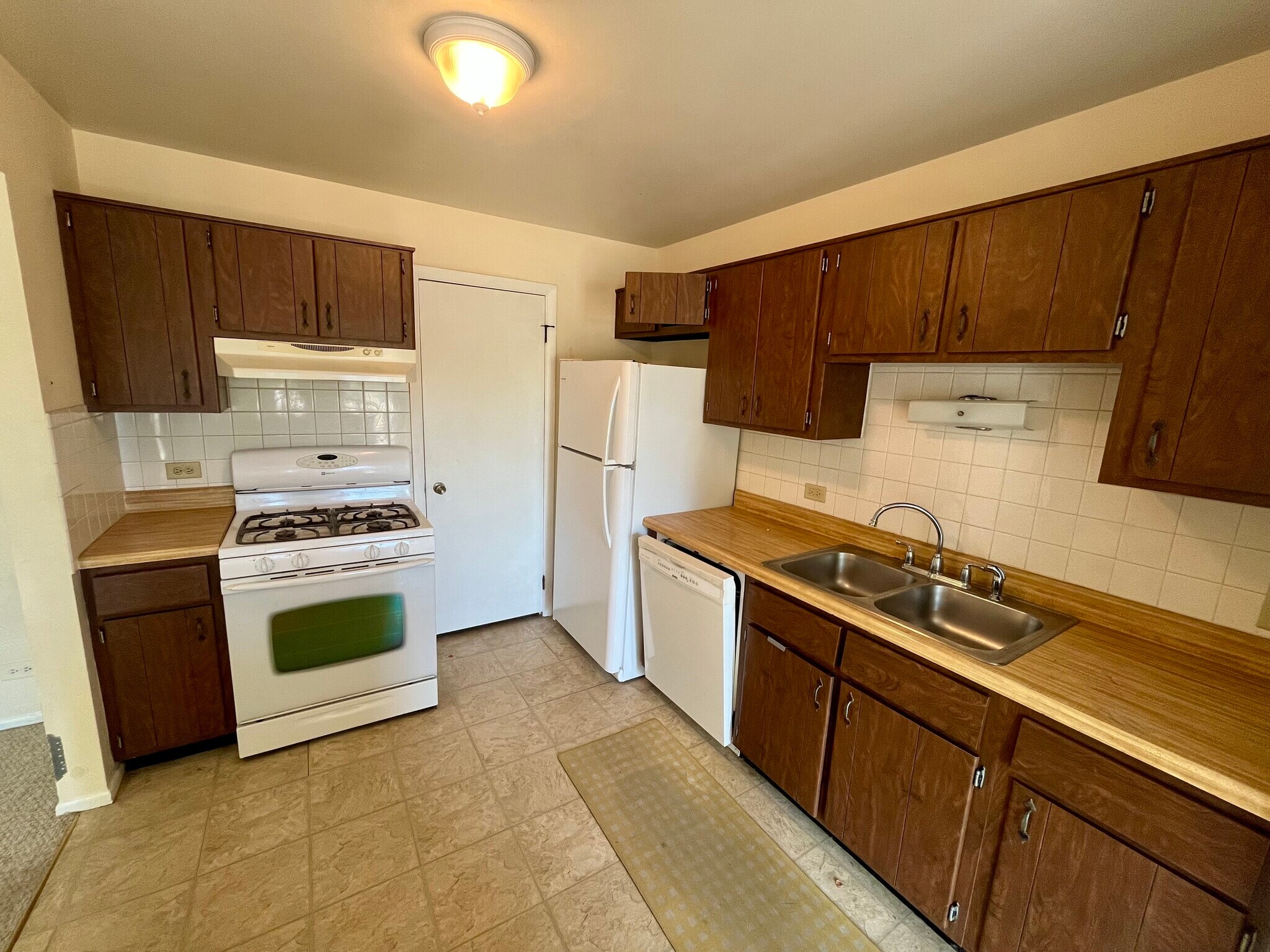 Kitchen - 1054 Deerpath Ct