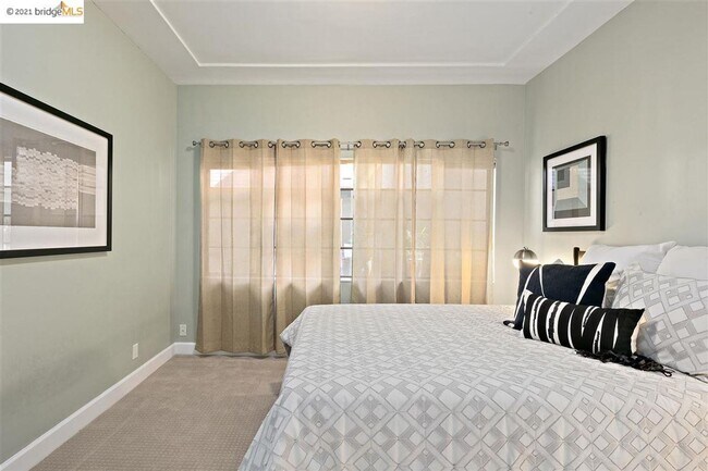 Building Photo - Beautiful Light-Filled 2BR/1BA Condo – Ste...