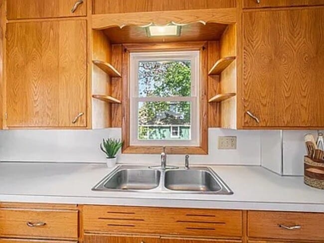 Building Photo - 3 Bed, 1 Bath Single Family Home