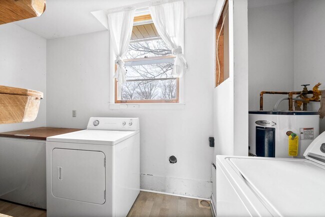 Building Photo - 3 Bedroom 1 1/2 Bath Home For Rent Near Madison Street!