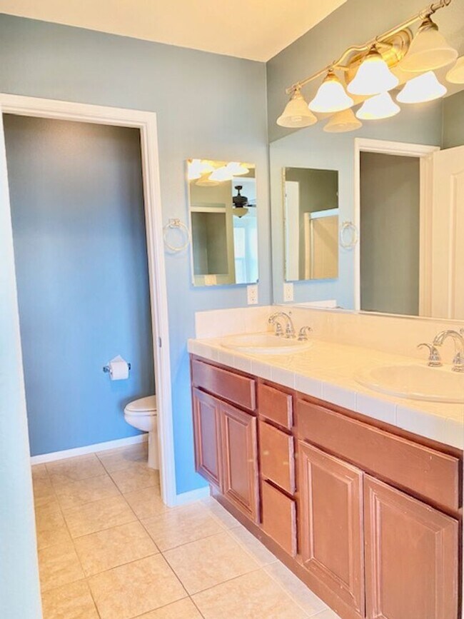 Building Photo - 3 Bedroom Townhome in Serene Santee