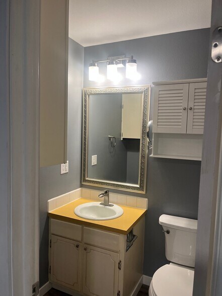Building Photo - 2600 Parklake Ct