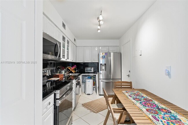 Building Photo - 6770 Indian Creek Dr