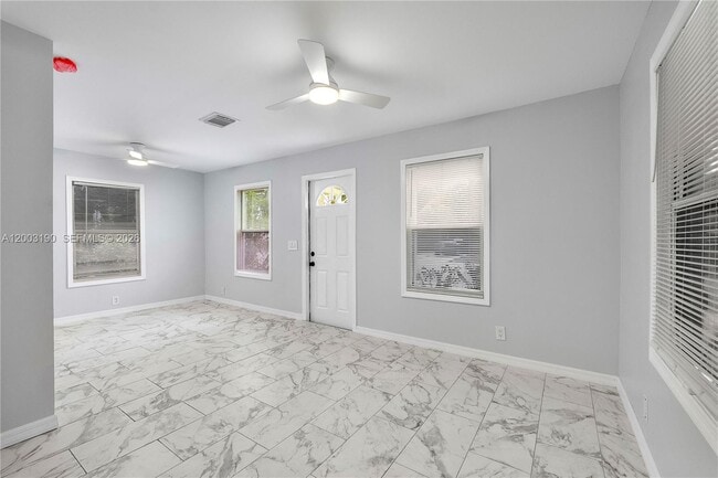 Building Photo - 901 NE 38th St