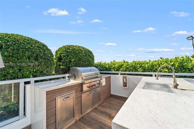 Building Photo - 9521 E Bay Harbor Dr