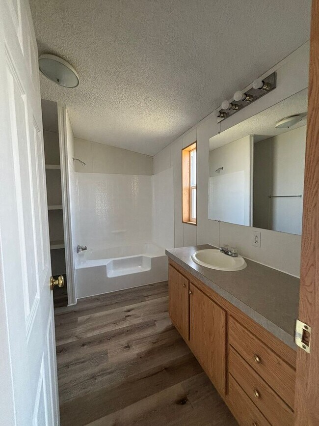 Building Photo - 221 Silver Maple Dr