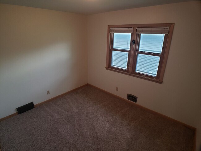 Building Photo - 3+ Bedroom 2 Bath Single Family House in Owatonna