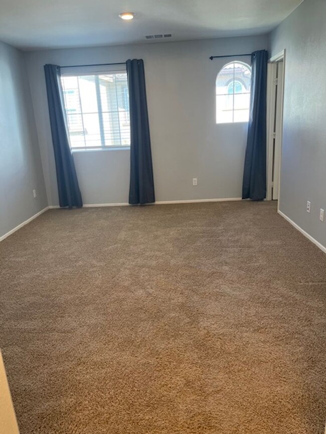 Building Photo - Murrieta Townhome, Downstairs ADA Bed/Bath