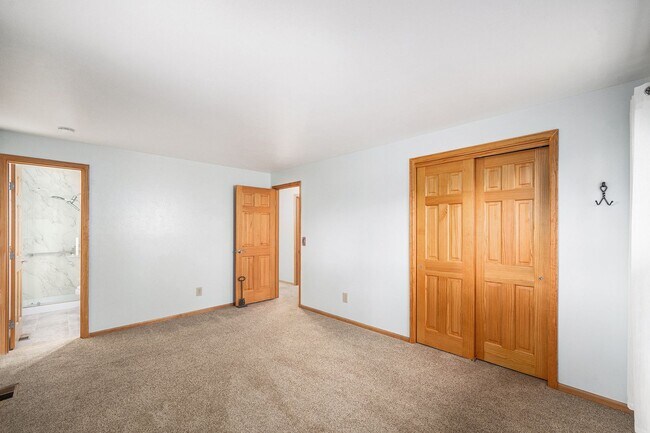 Building Photo - Spacious 5 Bedroom in the Heart of Littleton!