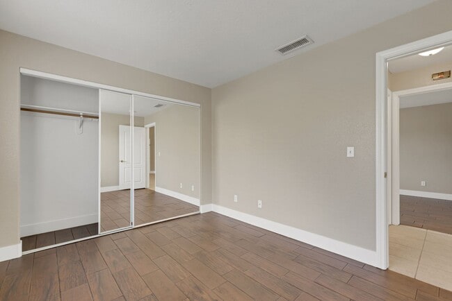 Building Photo - 2 bedroom condo in Henderson