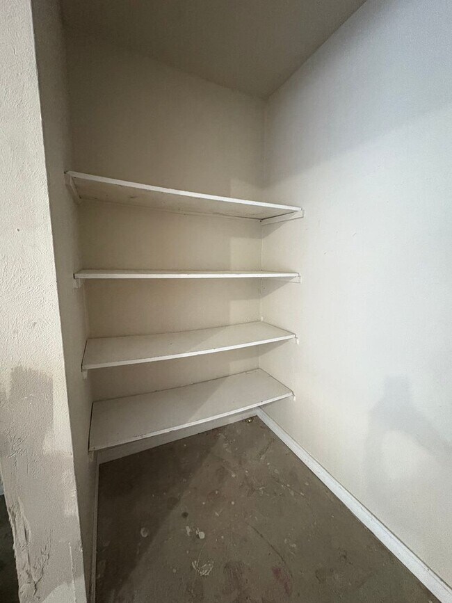 Building Photo - Huge 2 bedroom/2.5 bathroom Townhouse with Central Air & Heat & Garage!