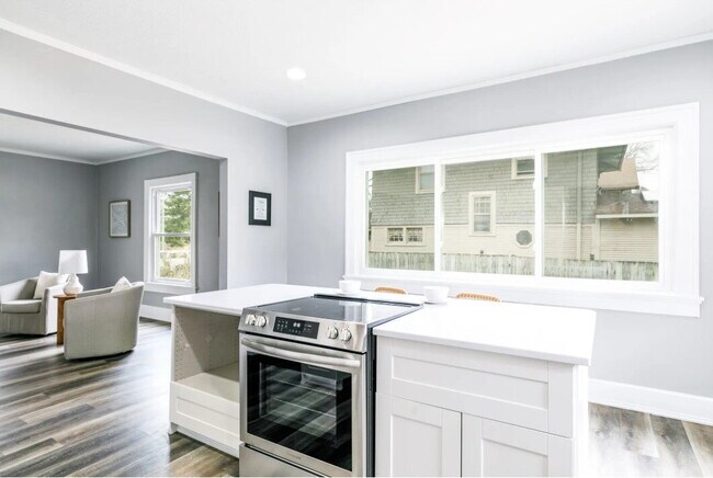 Building Photo - 3 bedroom / 2 bathroom home with Fenced Backyard For Rent on the Popular Kingman Blvd!