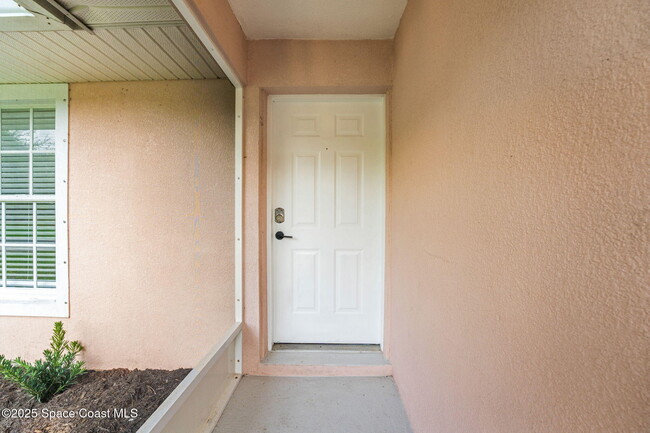 Building Photo - 158 Empress Ave