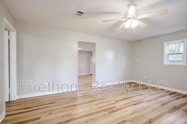 Building Photo - 2719a Meadowbrook Dr