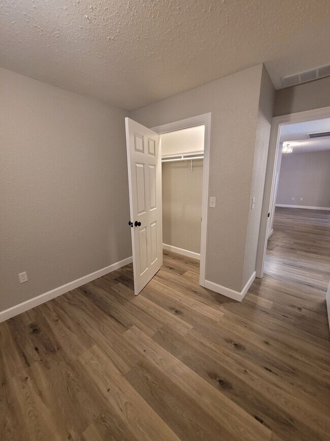 Building Photo - Renovated 2 Bedroom Apartment in Lake Ozark